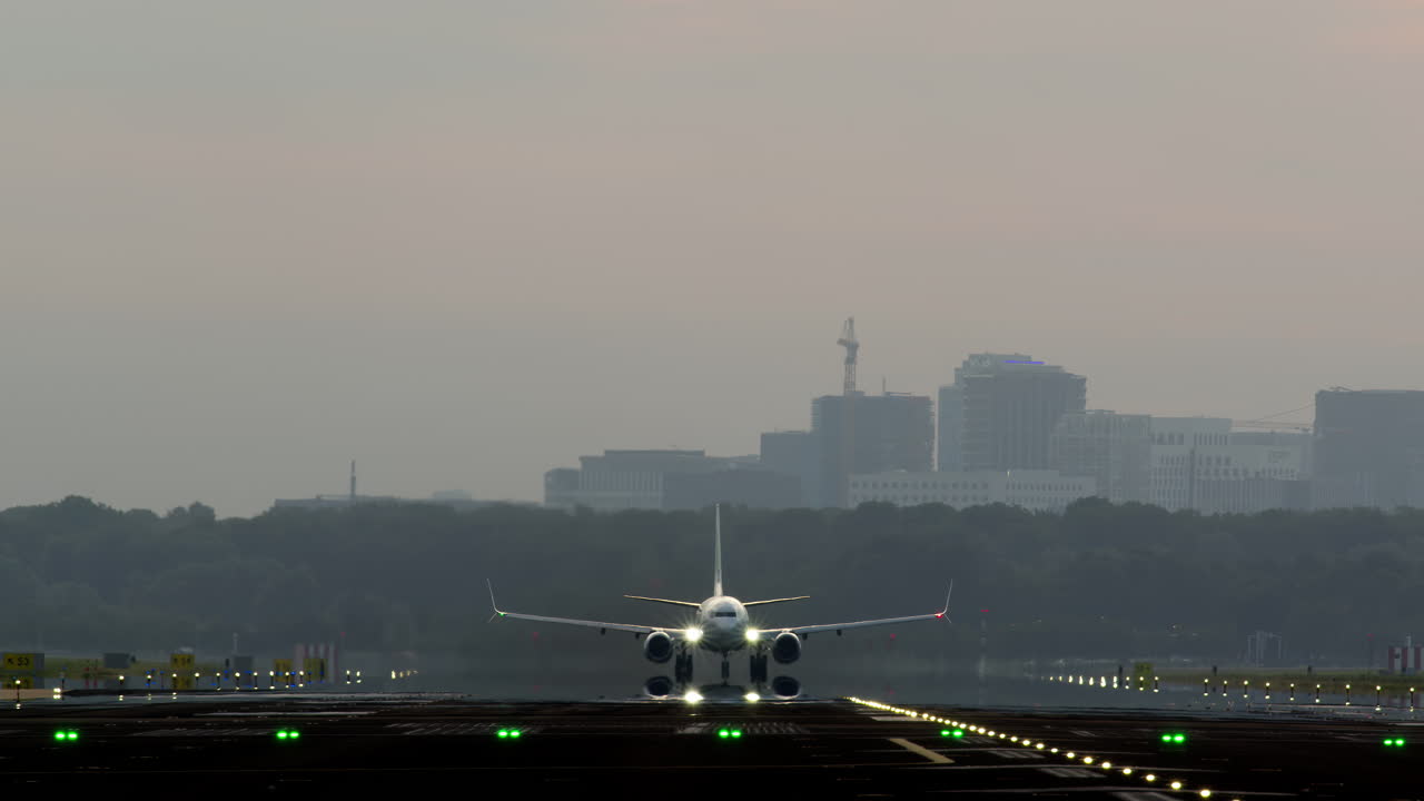 공항에서 비행기가 착륙하거나 이륙하는 것