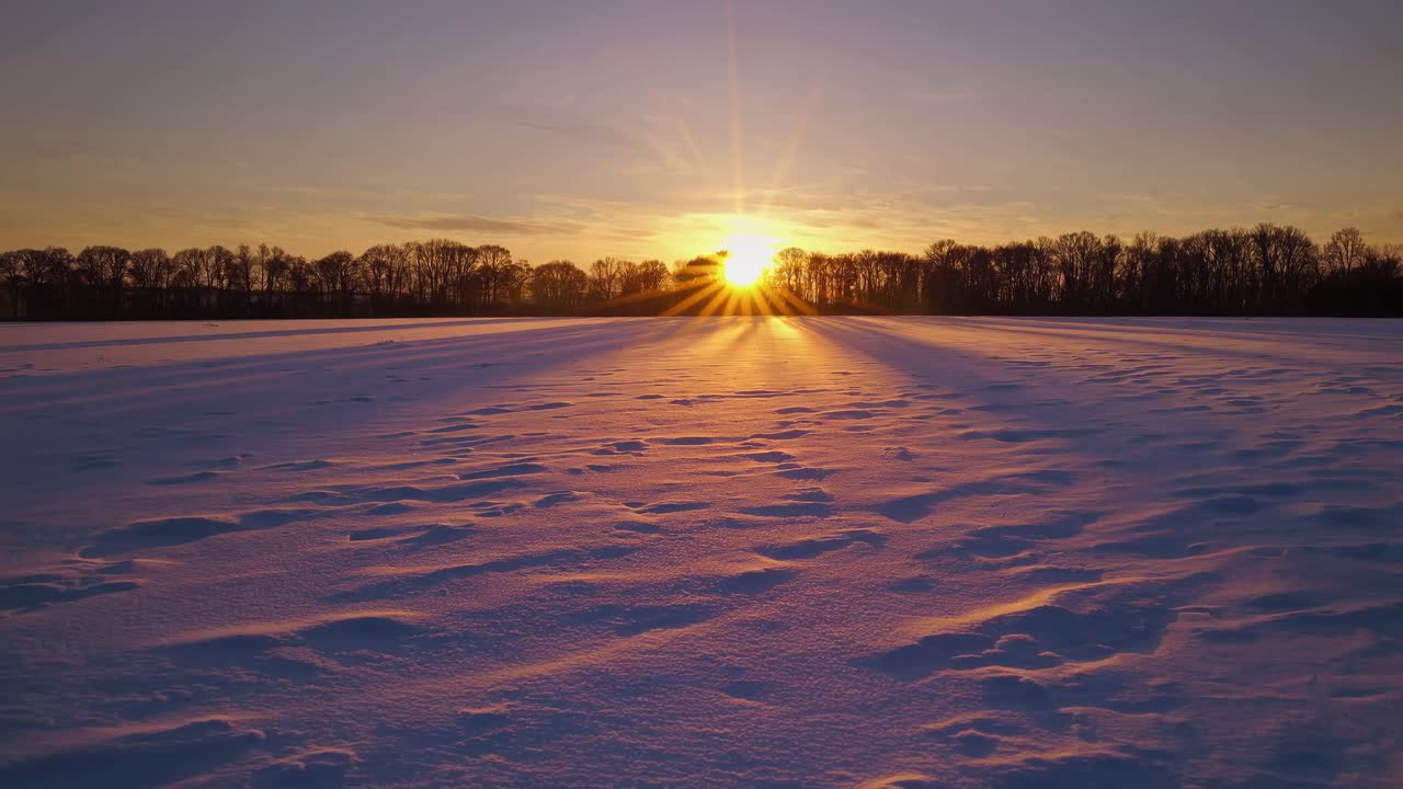 눈 인  위 에 겨울 의 해 가 지는 것