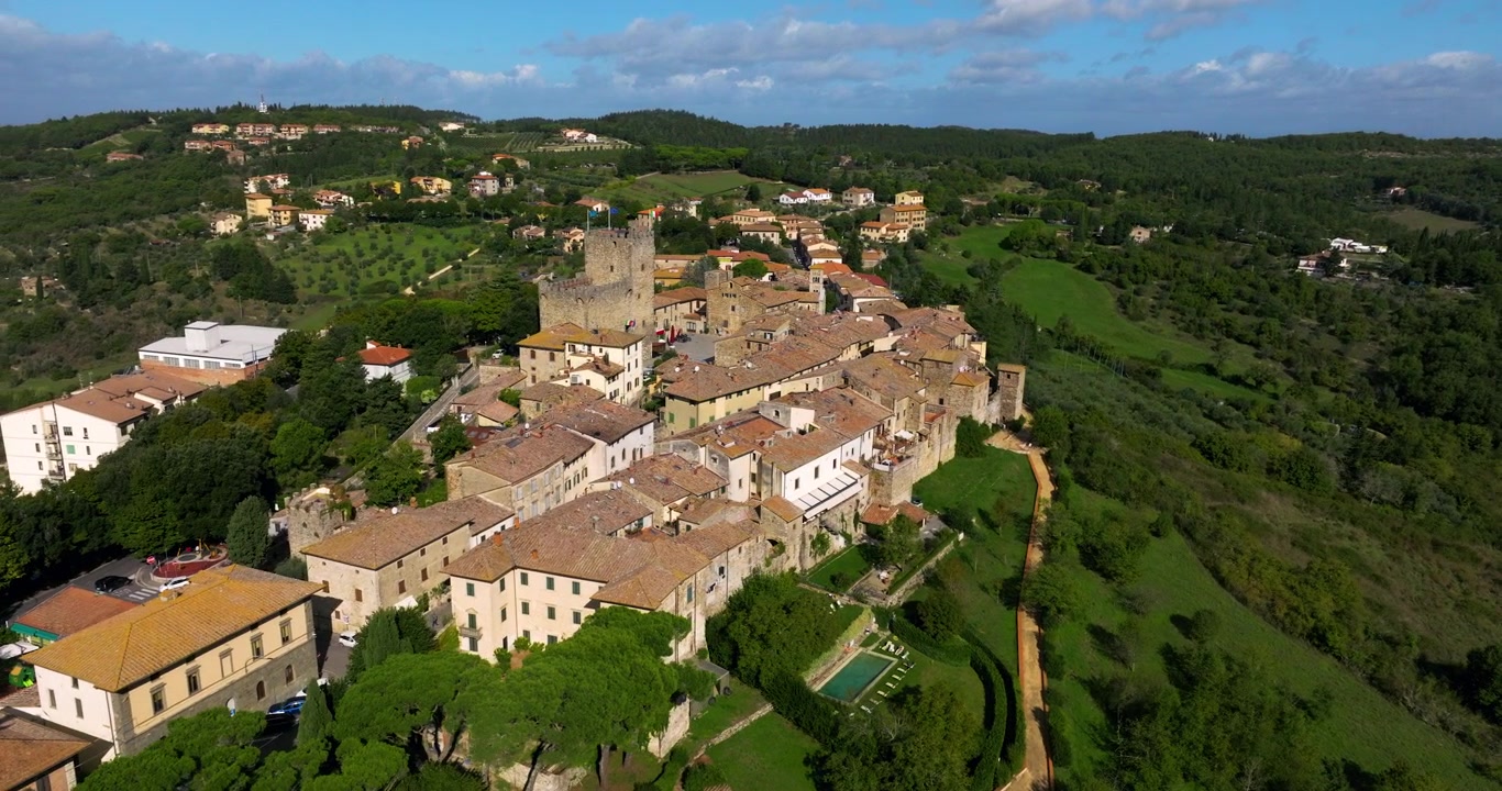 Borgo collinare con la Rocca di Castellina in Chianti, una fortezza storica in Toscana, Italia. Ripresa aerea rotante