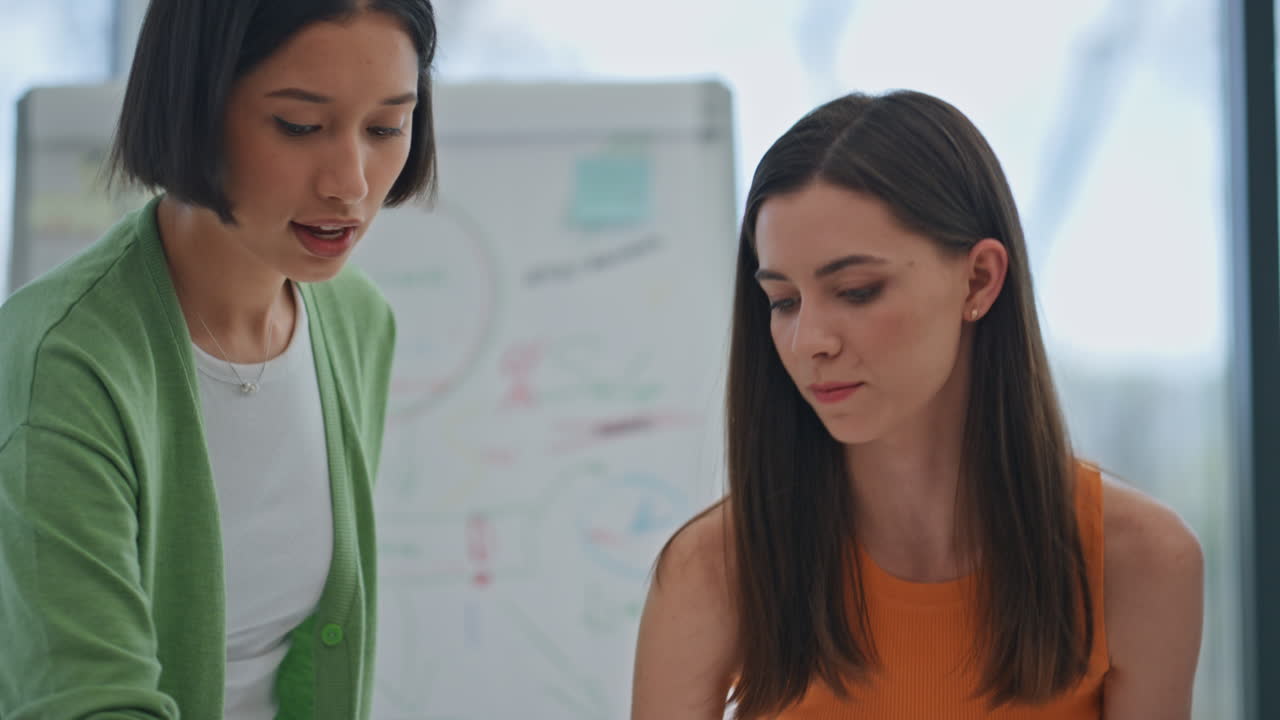 jóvenes creadores planifican la estrategia de la reunión de primer plano. empresa de puesta en marcha colaborando