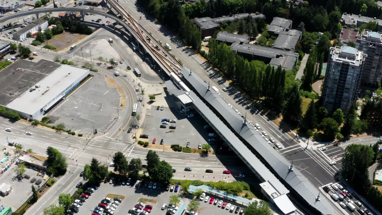 vista aérea de la estación de metro del centro de la ciudad de lougheed en burnaby, columbia británica, canadá