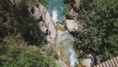 Hängebrücke-über-Den-Fluss.-Luftaufnahme-Von-Oben