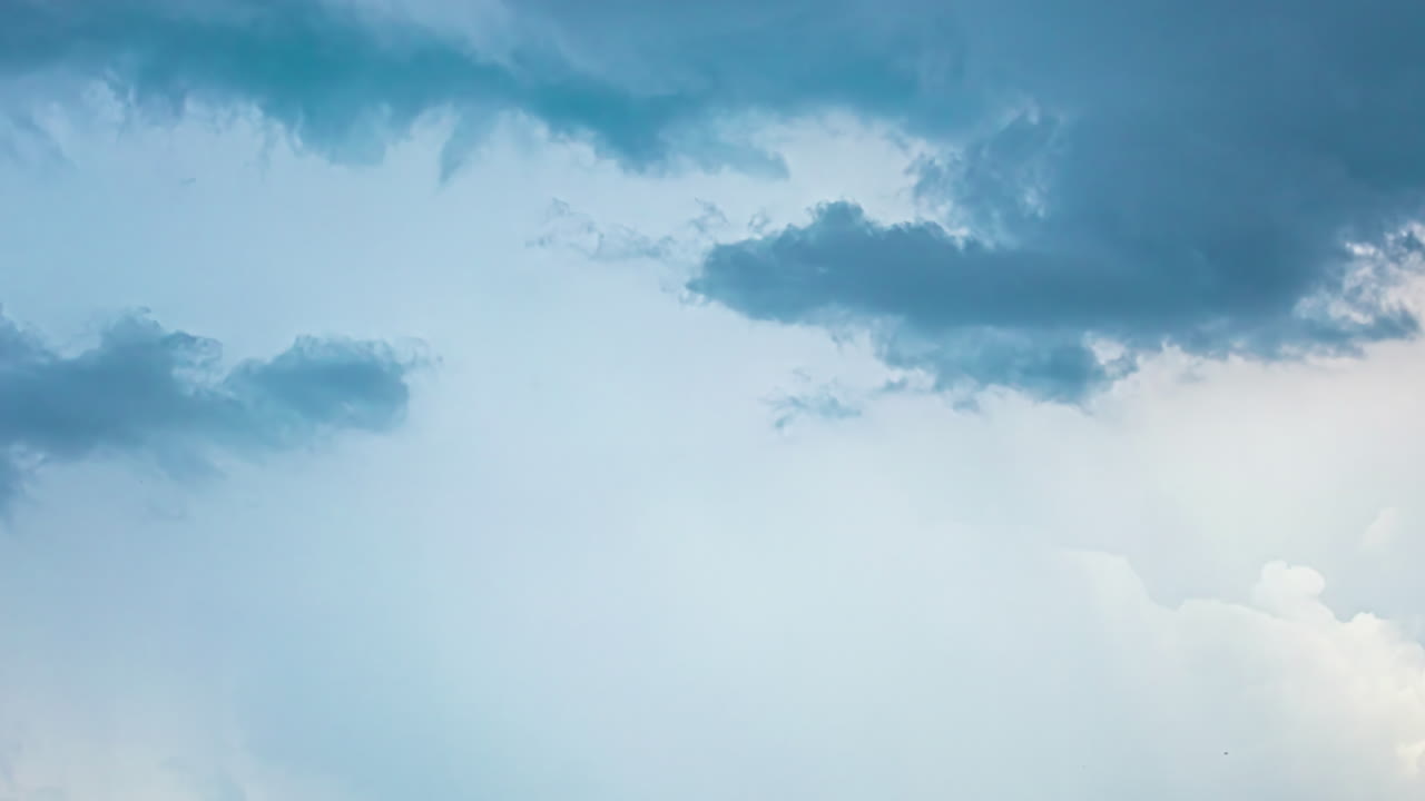 un disparo de bajo ángulo de un cielo dramático y un resplandor de luz solar detrás de la turbulencia