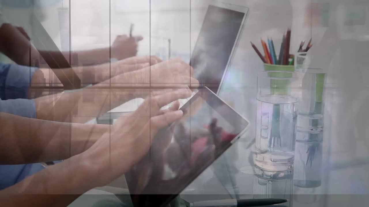 animación de un grupo de empresarios que usan tabletas