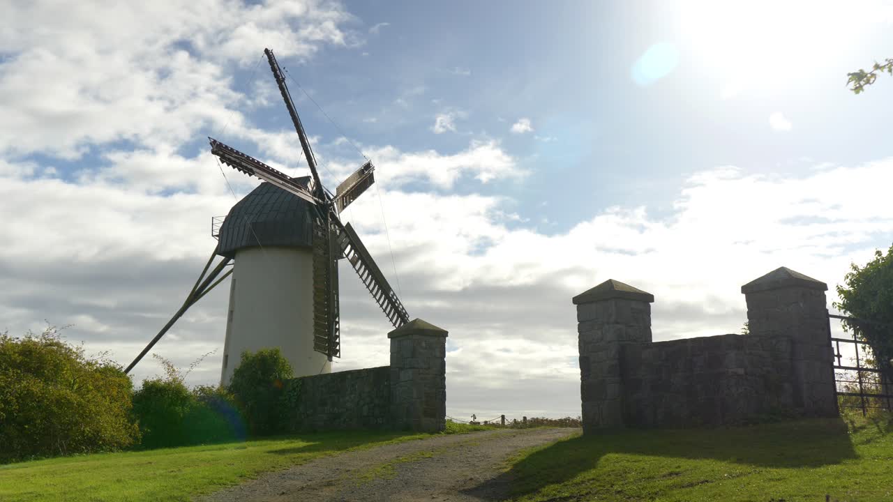 Gerbang Batu dan Kincir Angin di Situs Warisan Skerries Mills North County Dublin