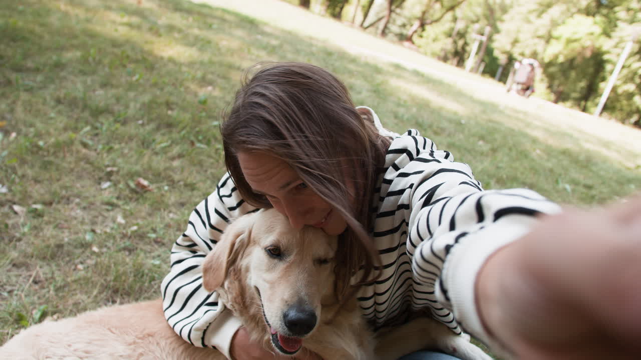 공원에서 개와 함께 있는 여자