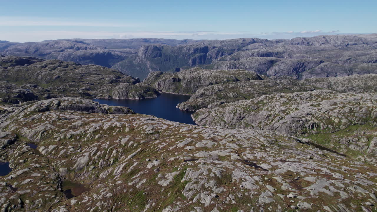 fotografía aérea, panorámica a través del paisaje rocoso y musgoso de rogaland, noruega