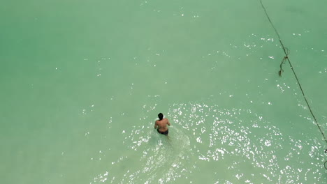 Draufsicht-Auf-Einen-Mann,-Der-Zum-Freistilschwimmen-Zum-Meer-Geht