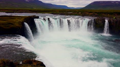 Wide-push-walk-to-edge-of-cliff-with-awesome-12-meter-39-feet-high-horseshoe-shaped-Godafoss-Waterfall-on-the-river-Skjálfandafljót-in-northern-Iceland,-4k-ProRezHQ-BEST