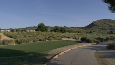 Golfplatz-Mit-Blauem-Himmel-Im-Süden-Spaniens