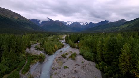 Wunderschöne-Flussluftaufnahme-Mit-Schneebedeckten-Bergen-Im-Hintergrund-In-Der-Nähe-Von-Girdwood,-Alaska