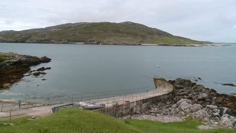 una toma de un muelle mirando hacia scarp, cerca de hushinish en la isla de harris