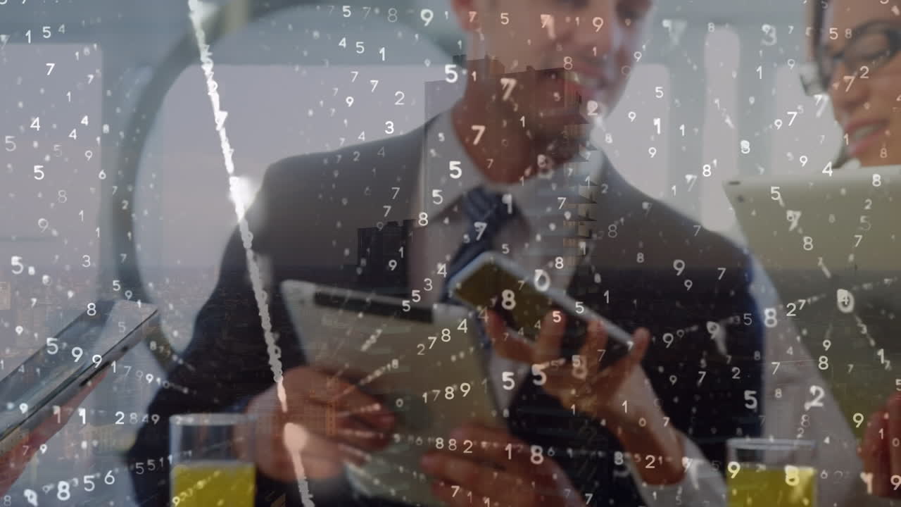 animación del procesamiento de datos sobre diversas personas de negocios que utilizan teléfonos inteligentes y tabletas