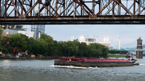 Ein-Lastkahnschiff-Unter-Der-Clay-Wade-Bailey-Bridge-In-Covington,-Kentucky-In-Den-Vereinigten-Staaten