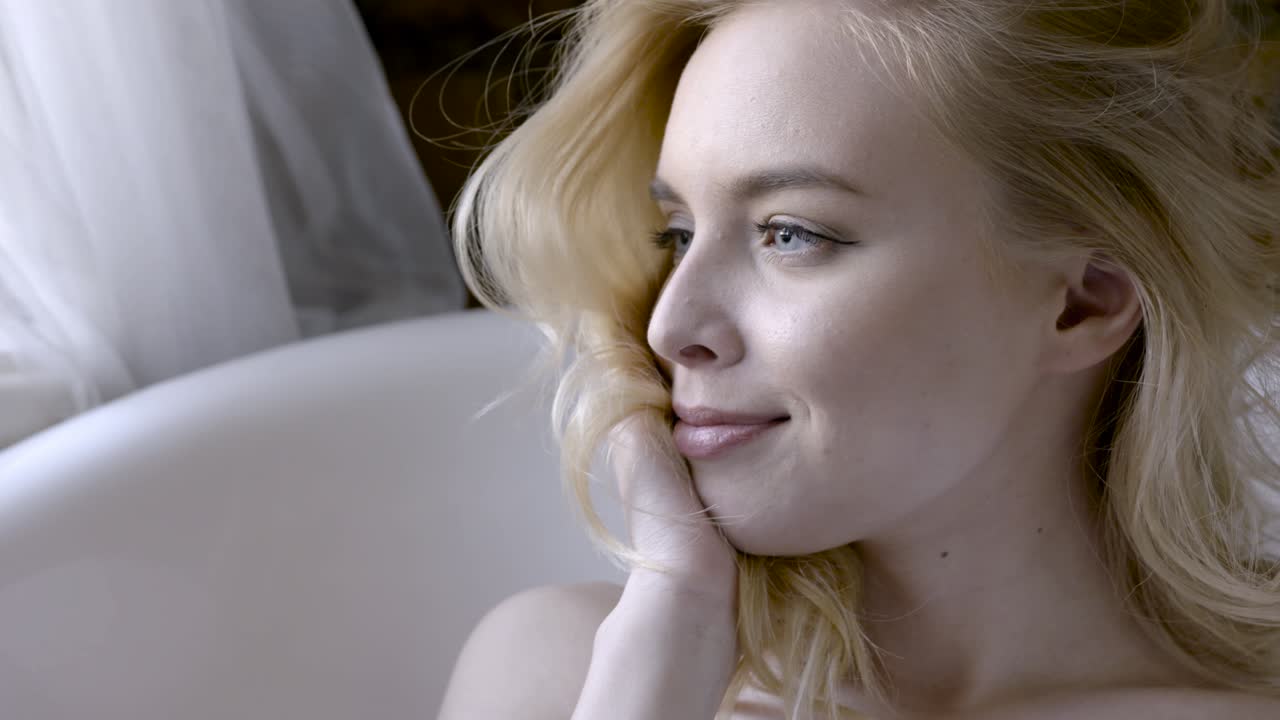 욕조에서 휴식을 취하는 여성