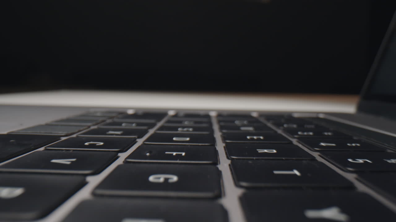 primer plano de un teclado de portátil