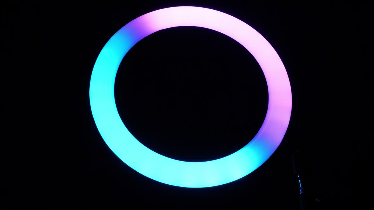 el anillo de la lámpara rgb parpadea de color turquesa y lila. luz multicolor.