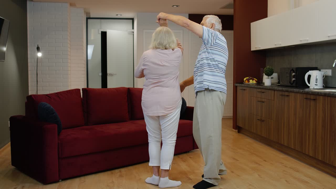 노인 부부가 거실에서 춤을 추고 있다