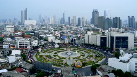 wongwian yai rotonda. vista aérea de cruces de autopistas. carreteras en forma de círculo en la estructura de la arquitectura y la tecnología concepto de transporte. vista superior. ciudad urbana, centro de bangkok, tailandia.