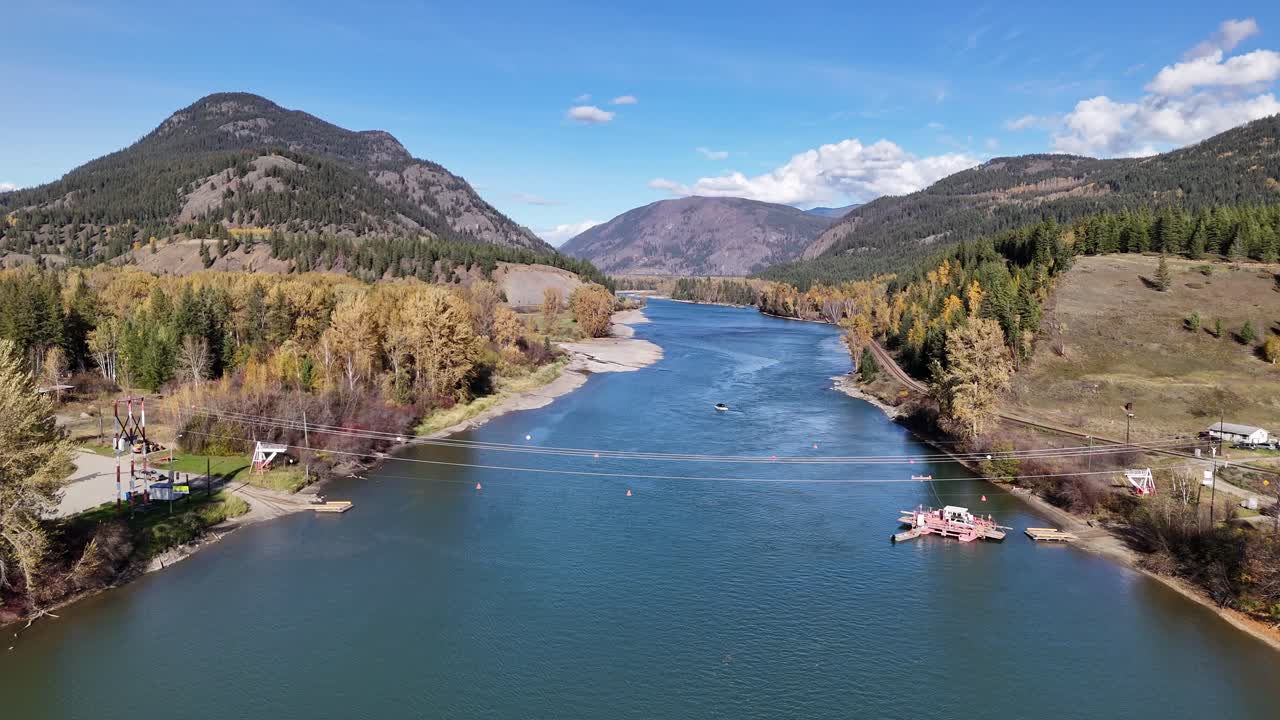 majestad de otoño: imágenes aéreas panorámicas del río thompson, el ferry de cable y las montañas boscosas