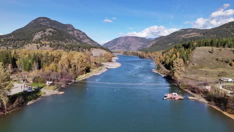 Majestad-Otoñal:-Imágenes-Aéreas-Panorámicas-Del-Río-Thompson,-El-Teleférico-Y-Las-Montañas-Boscosas