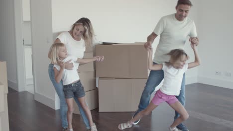 Eltern-Und-Kinder-Tanzen-In-Ihrer-Neuen-Wohnung