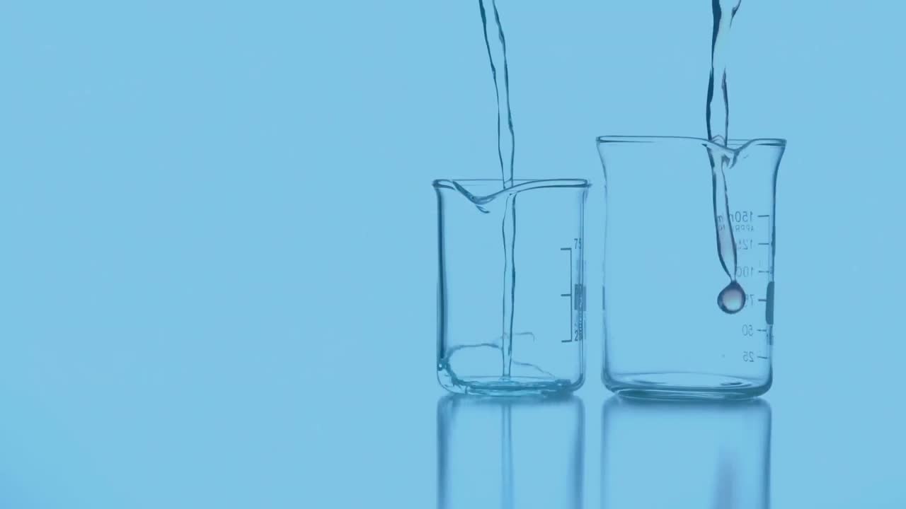 vasos de laboratorio con datos y moléculas en primer plano