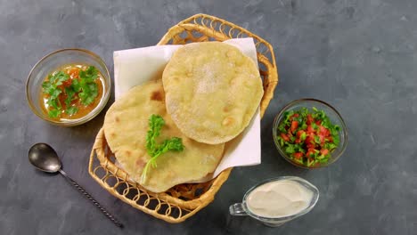 pan plano de maíz casero mano femenina cilantro verdes salsa de tomate tortillas mexicanas hechas a mano ensalada de verduras tradicional india punjabi makki ki roti plato de pan 4k harina de trigo masa cocina auténtica