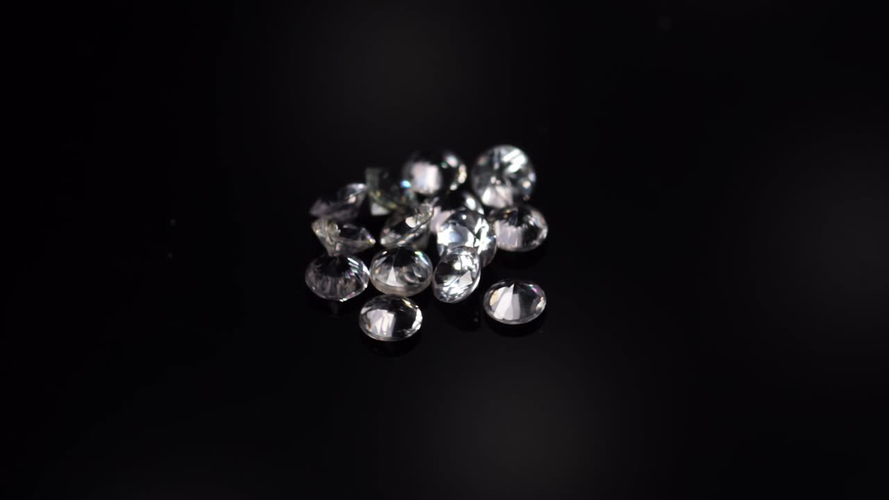 회전 테이블에 있는 천연 사파이어 보석