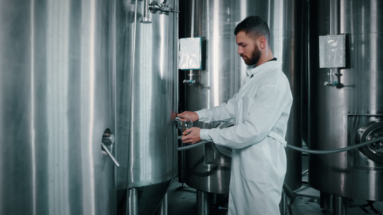 trabajador industrial que opera equipos en una cervecería