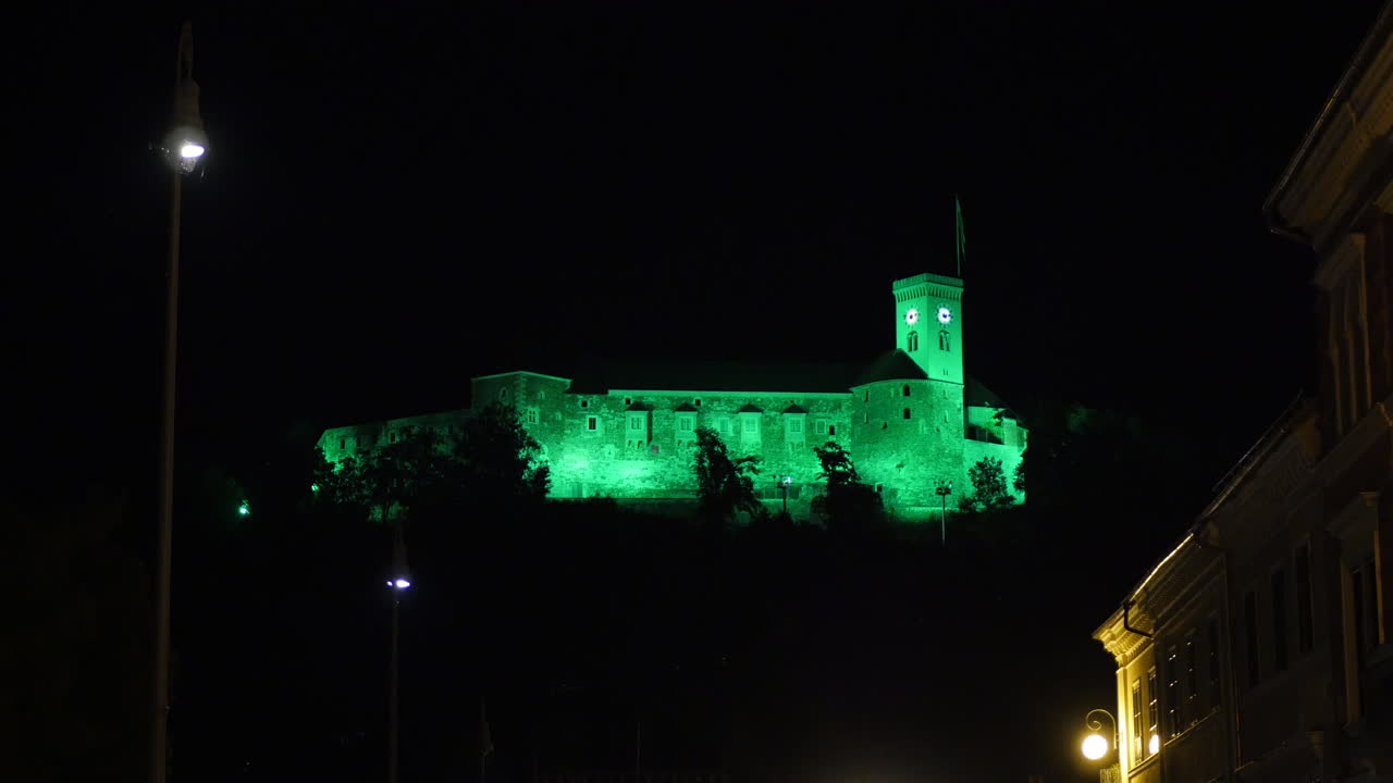밤, 슬로베니아 시내 중심에서 류블랴나 성의 총
