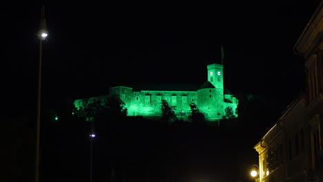 toma del castillo de ljubljana desde el centro de la ciudad por la noche, eslovenia