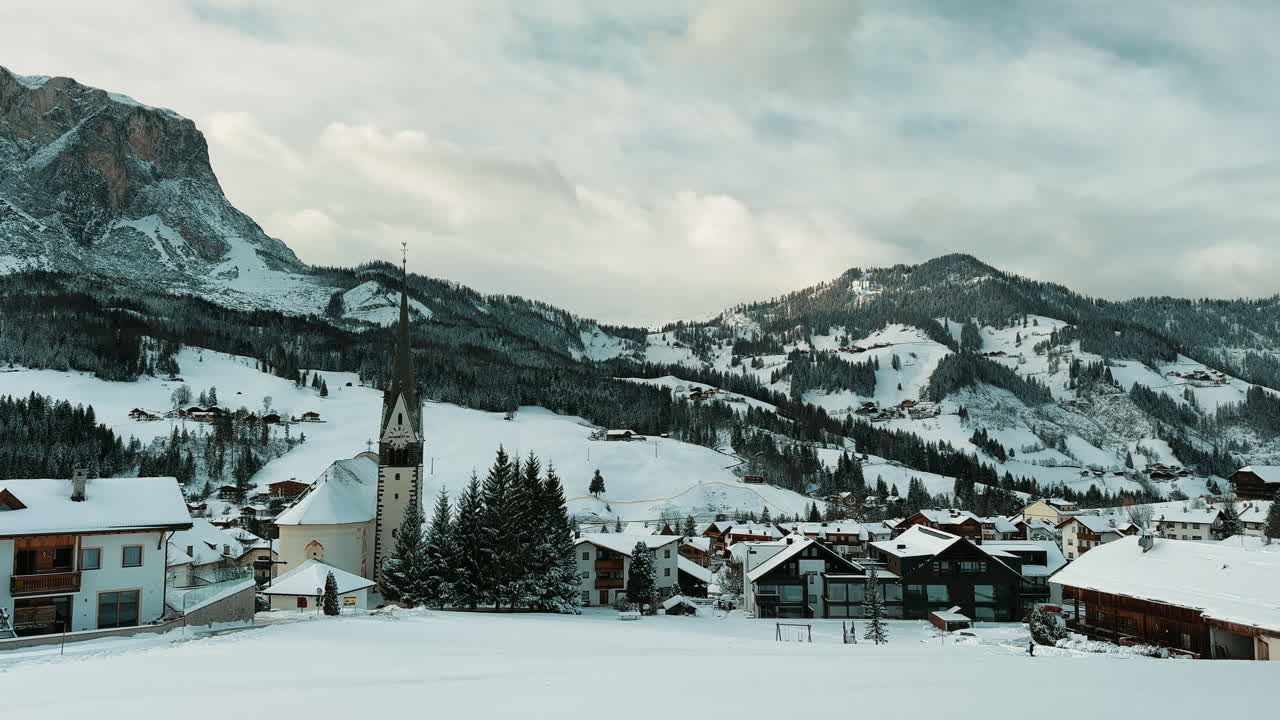 산 속 의 눈 인 알프스 마을