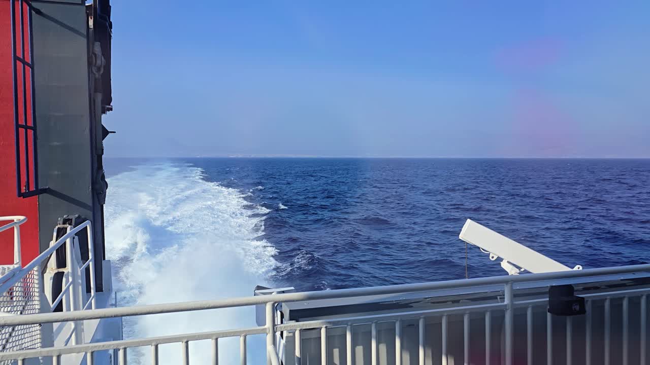Fähre fährt in Richtung der Insel Santorin in Griechenland mit offenem Meer, klarem Horizont und hellem mediterranem Licht, was malerisches und entspannendes Filmmaterial für Sommerreisen und Transport schafft.