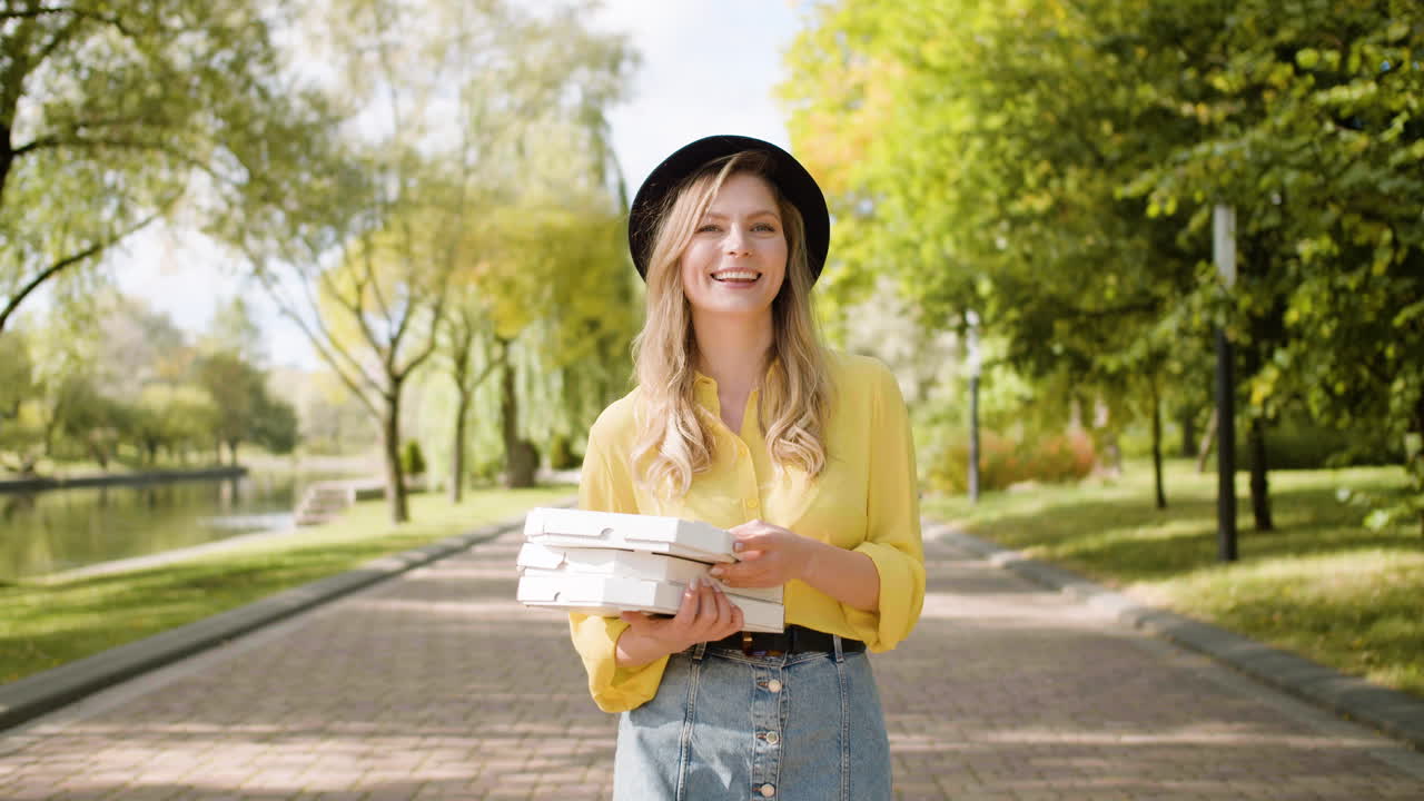 una mujer sonriente caminando por el parque.