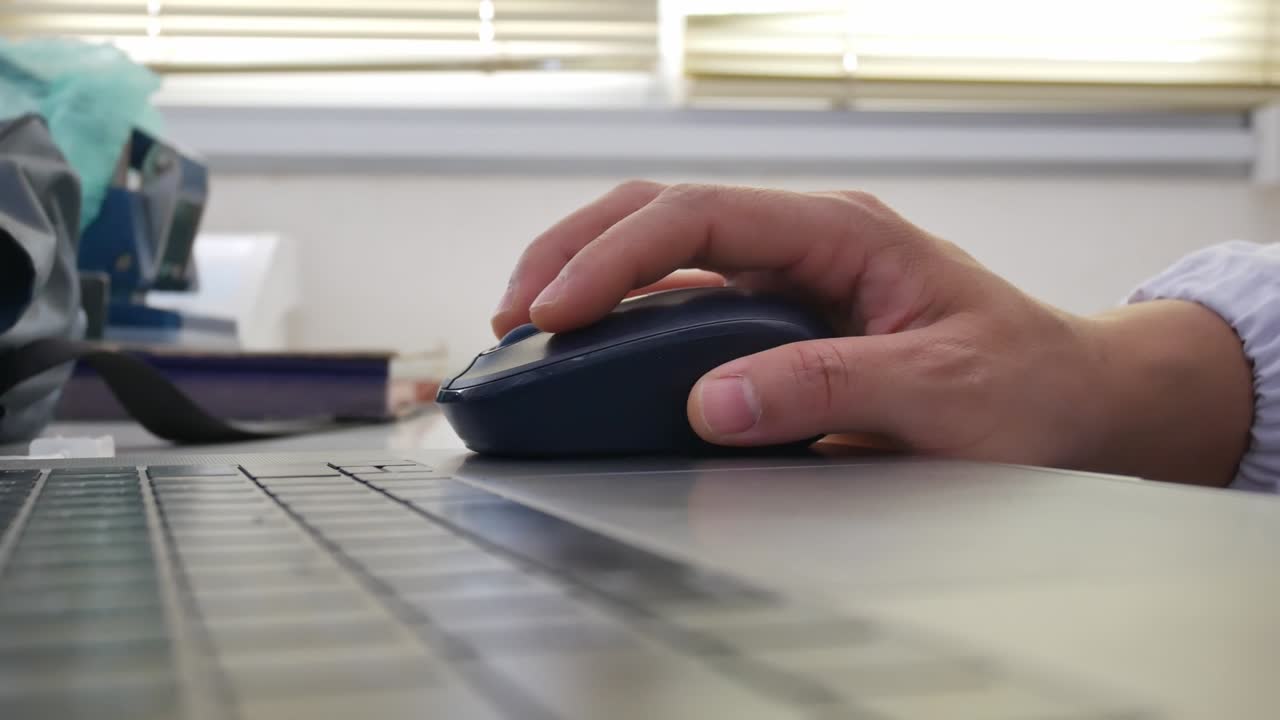 las manos de una mujer de negocios trabajando y escribiendo en una computadora portátil.