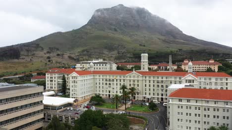 este es el hospital groote schuur en ciudad del cabo, sudáfrica.