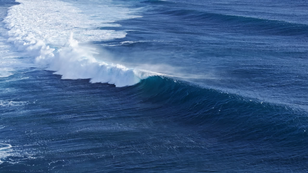 las poderosas olas del océano