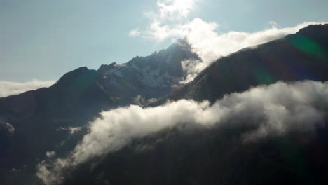 un deslizador aéreo revela una toma de un pico de montaña dentado envuelto en nubes