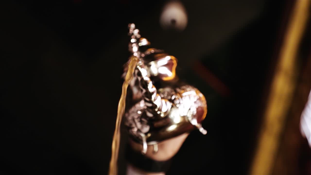 뜨거운 차를 컵에 붓는 동안 골동품 찻주전자를 끌어올리는 중 - 낮은 앵글 샷