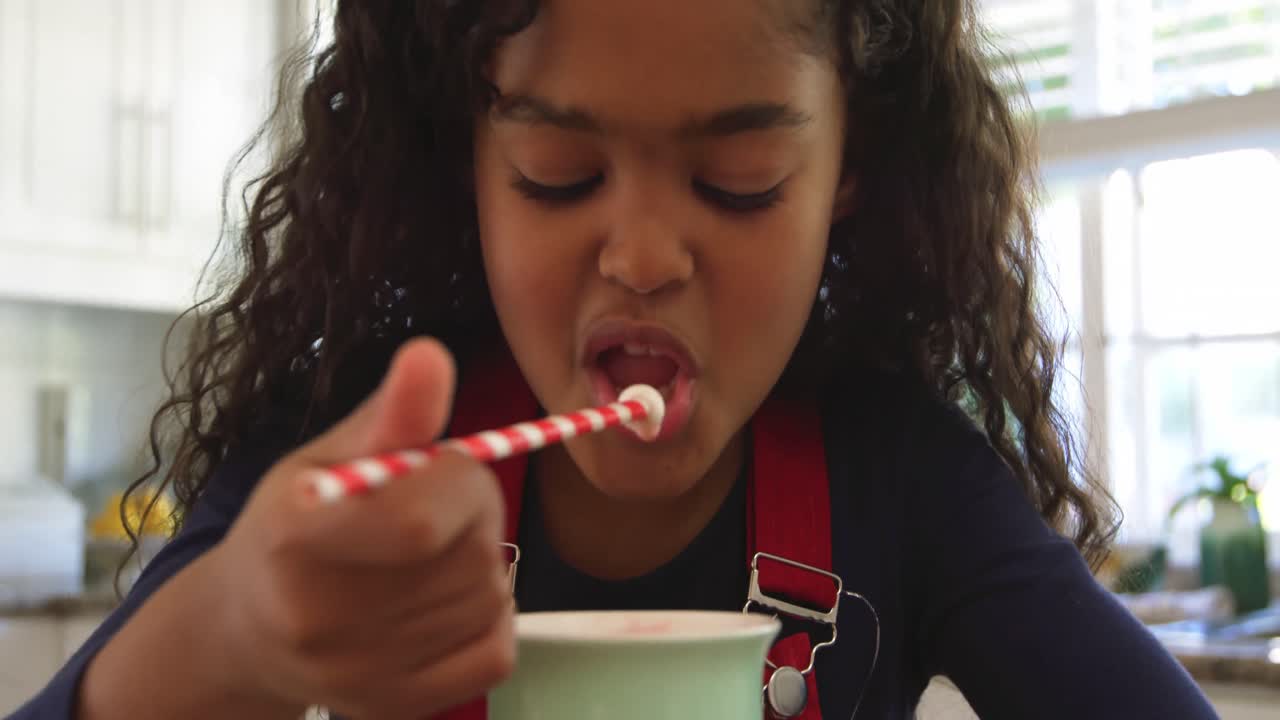 Ragazza in cucina a Natale