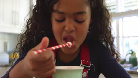 chica en una cocina en tiempo de navidad