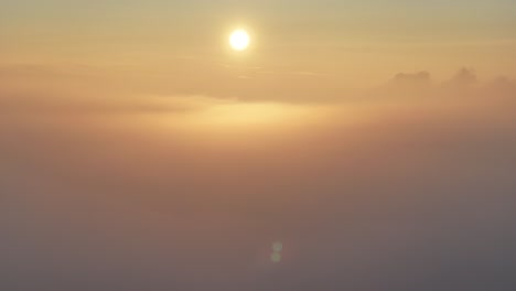 Vista-Del-Amanecer-Con-Drones-Mientras-Sale-De-La-Niebla-De-La-Mañana