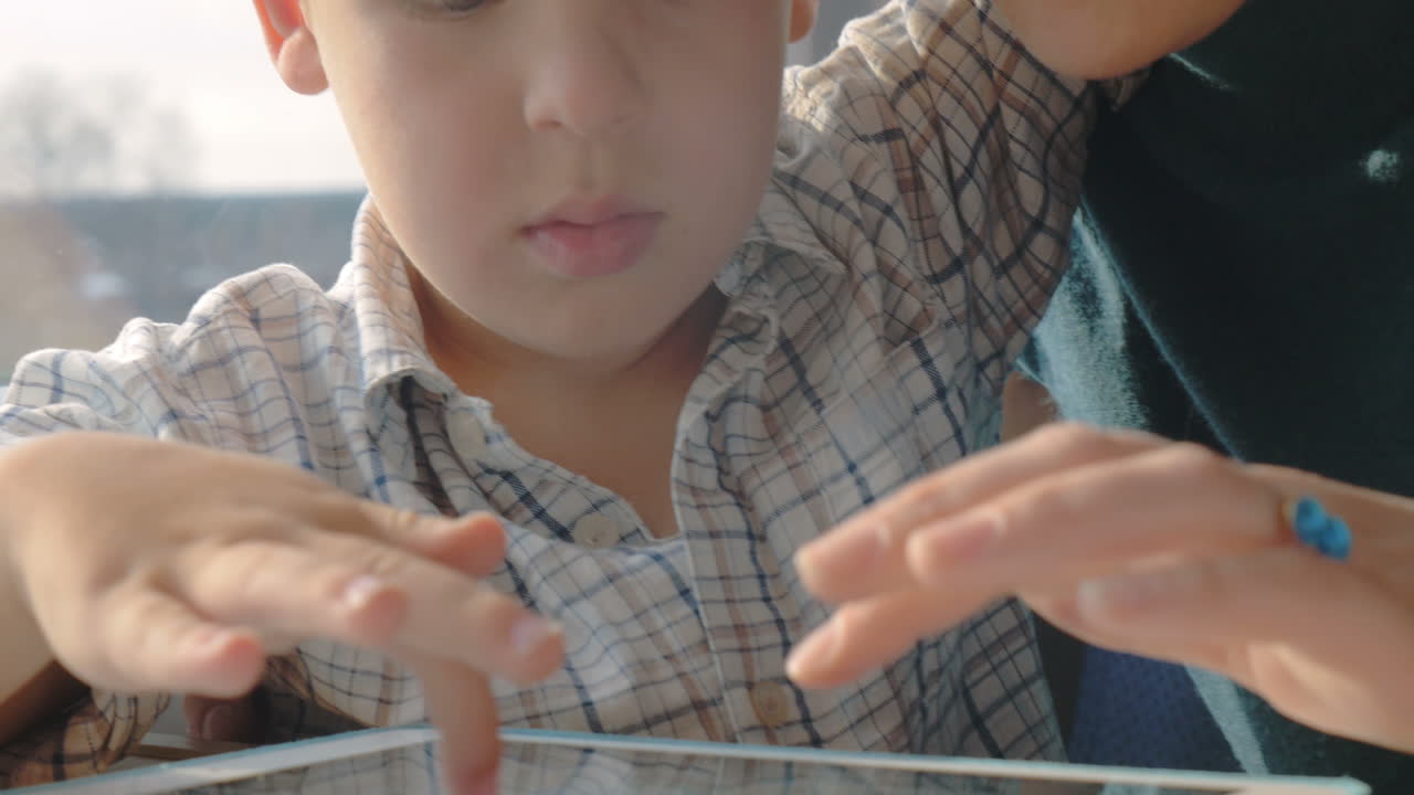 그들은 기차에서 터치 패드에서 함께 놀고 재미있습니다.