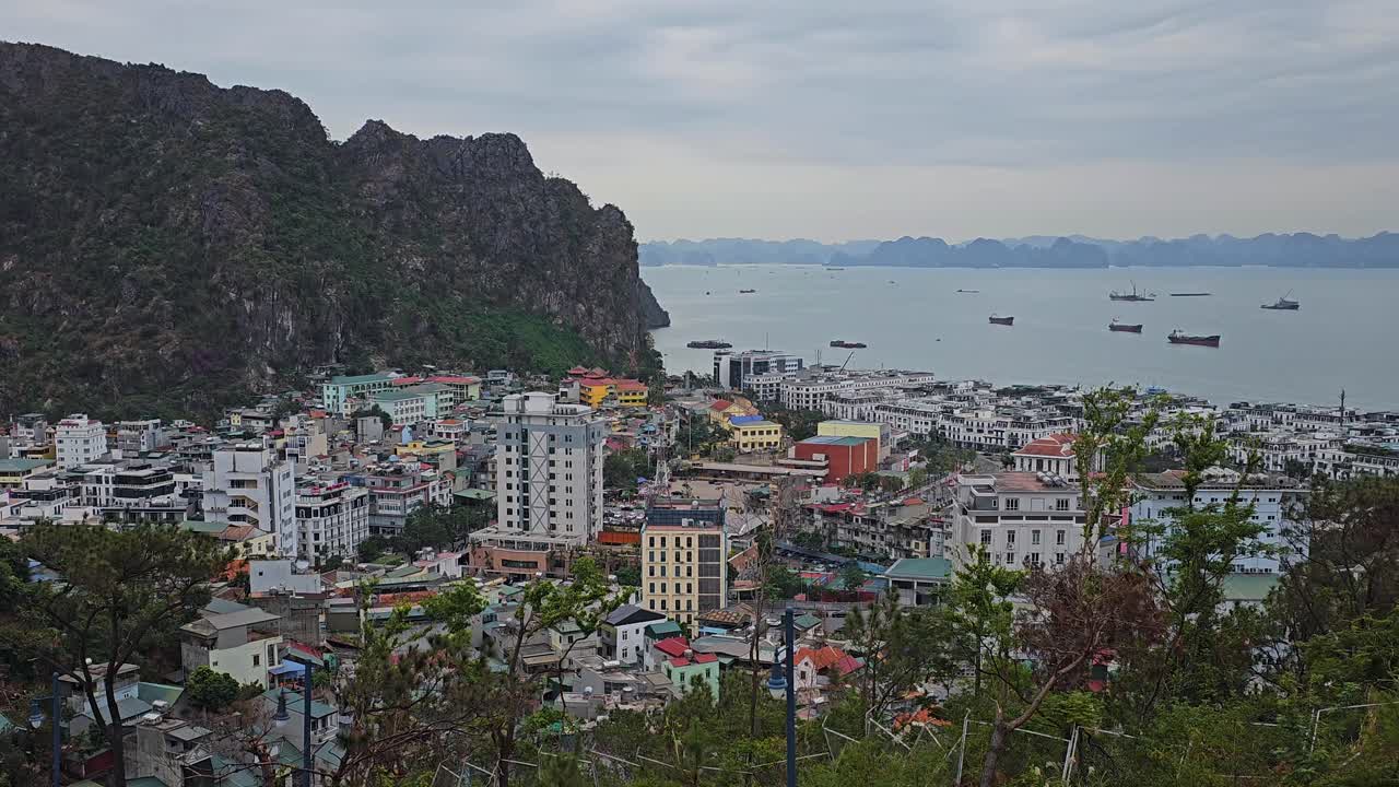 해가 지고 있는 하롱 시의 공중 풍경, 배경에는 하롱 만이 있다.