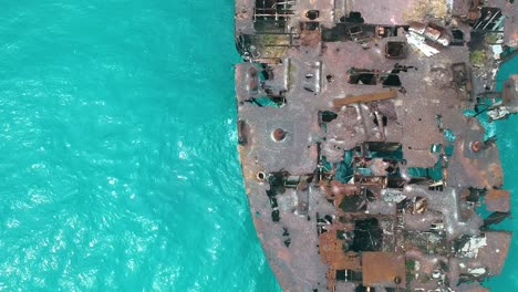 Vista-Aérea-Del-Naufragio-Del-Barco-Encallado-Y-El-Mar-Azul-Turquesa-Cerca-De-La-Playa-De-Rocky-Cay-En-La-Isla-De-San-Andrés,-Colombia