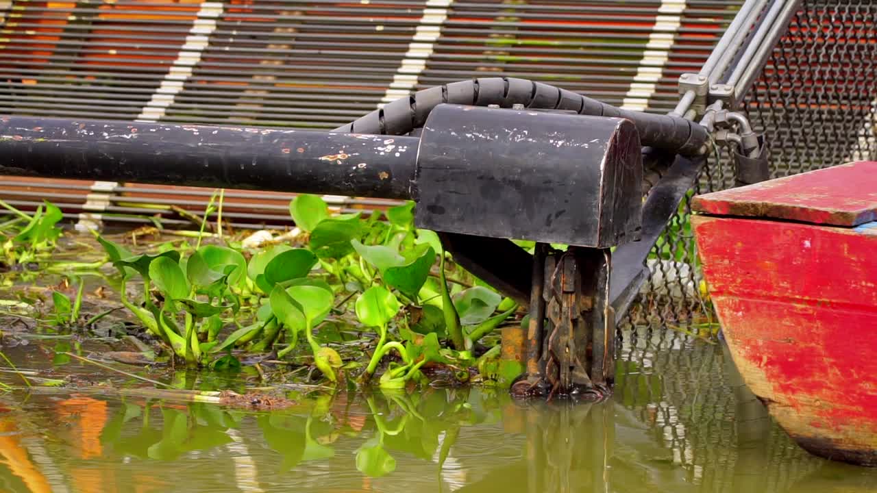 쓰레기 및 수생 식물 청소기 준설선이 항구에 정박