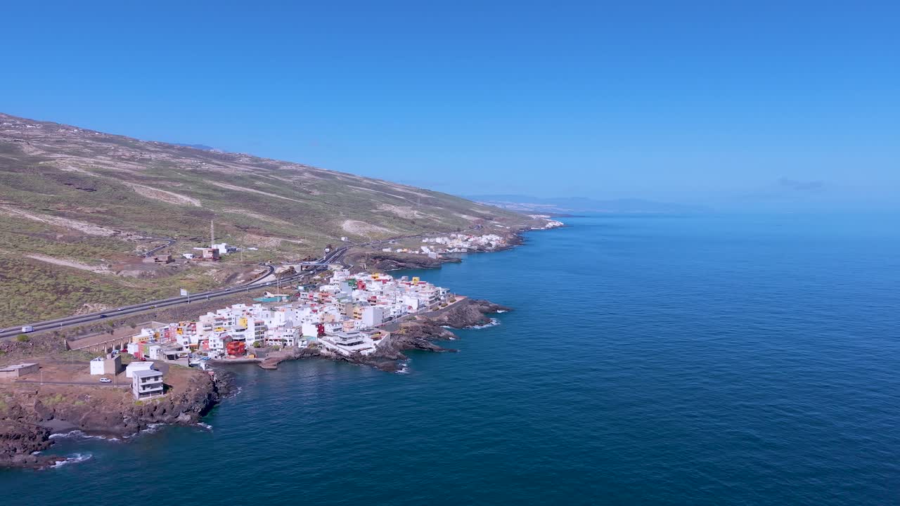 Vista affascinante di un villaggio costiero a El Tablado, Tenerife, paesaggio tranquillo