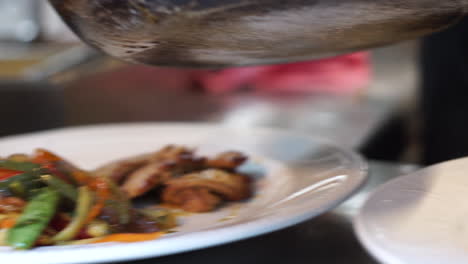 Lo-Más-Destacado-De-Un-Cocinero-En-Un-Restaurante-Italiano-Ubicado-En-Atenas,-Grecia,-Que-Sirve-Dos-Platos-De-Carne-De-Cerdo-Y-Verduras