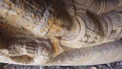 bella toma de seguimiento alrededor de una figura de piedra en un templo en ruinas en hampi, karnataka, india